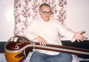 dadsitar.JPG (58384 bytes)